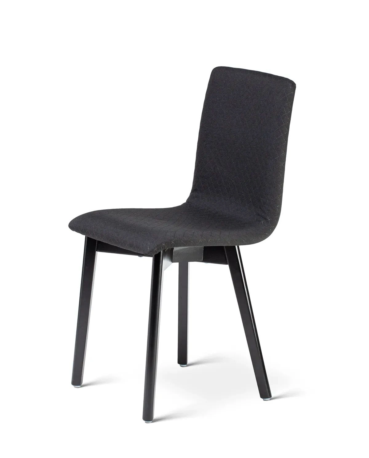 Grim black quilt - krzesło tapicerowane pikowane z czarną ramą - Krzesło do salonu drewniane bukowe czarne tapicerowane GRIM Deltachairs | RetroCegła