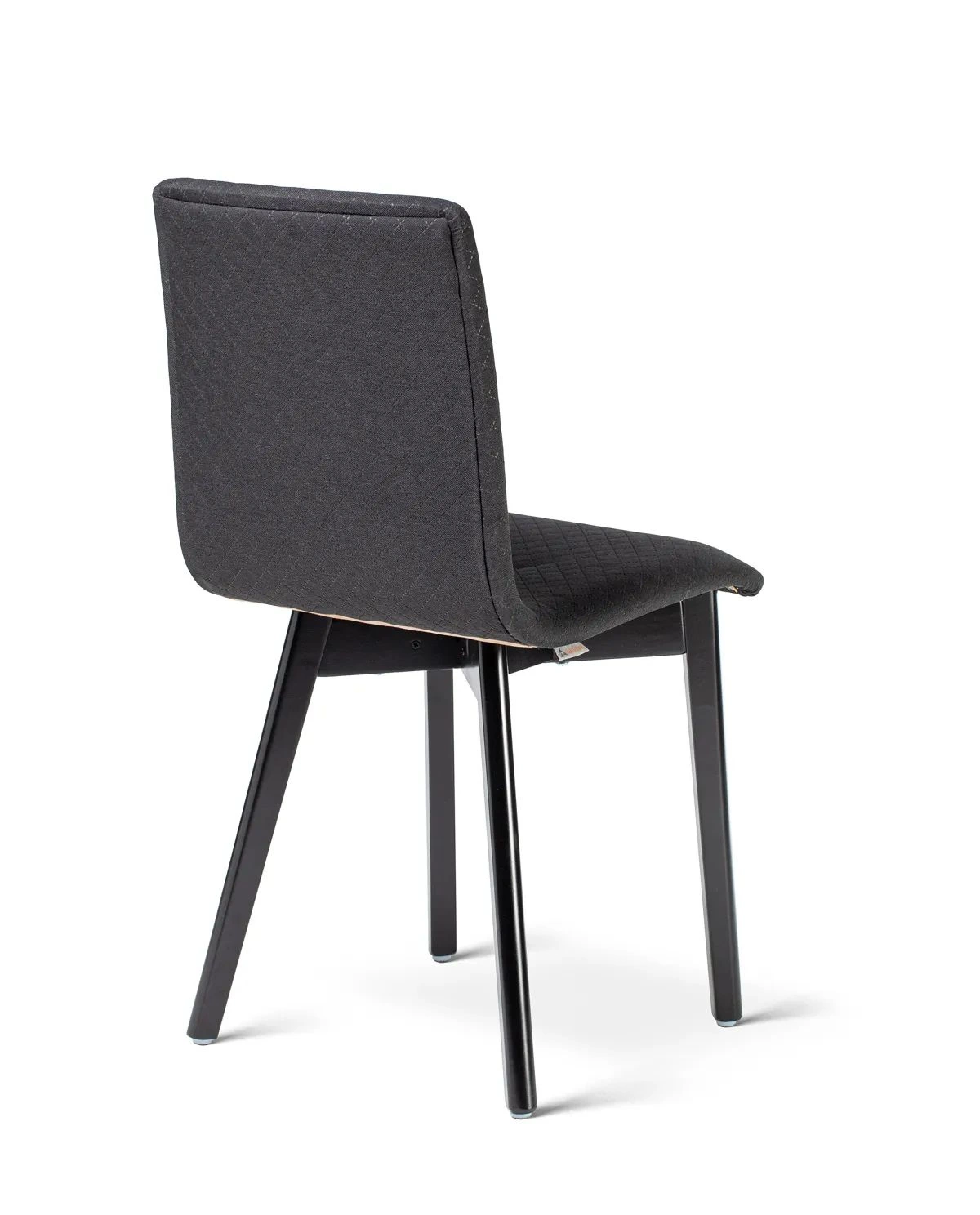 Grim black quilt - krzesło tapicerowane pikowane z czarną ramą - Krzesło do salonu drewniane bukowe czarne tapicerowane GRIM Deltachairs | RetroCegła