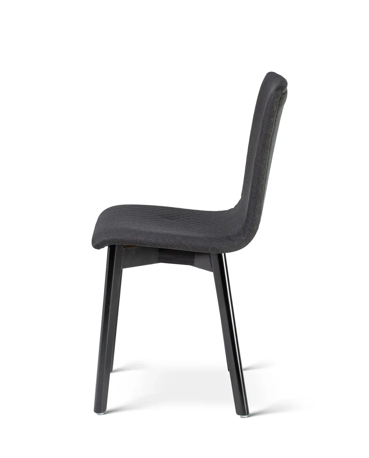 Grim black quilt - krzesło tapicerowane pikowane z czarną ramą - Krzesło do salonu drewniane bukowe czarne tapicerowane GRIM Deltachairs | RetroCegła