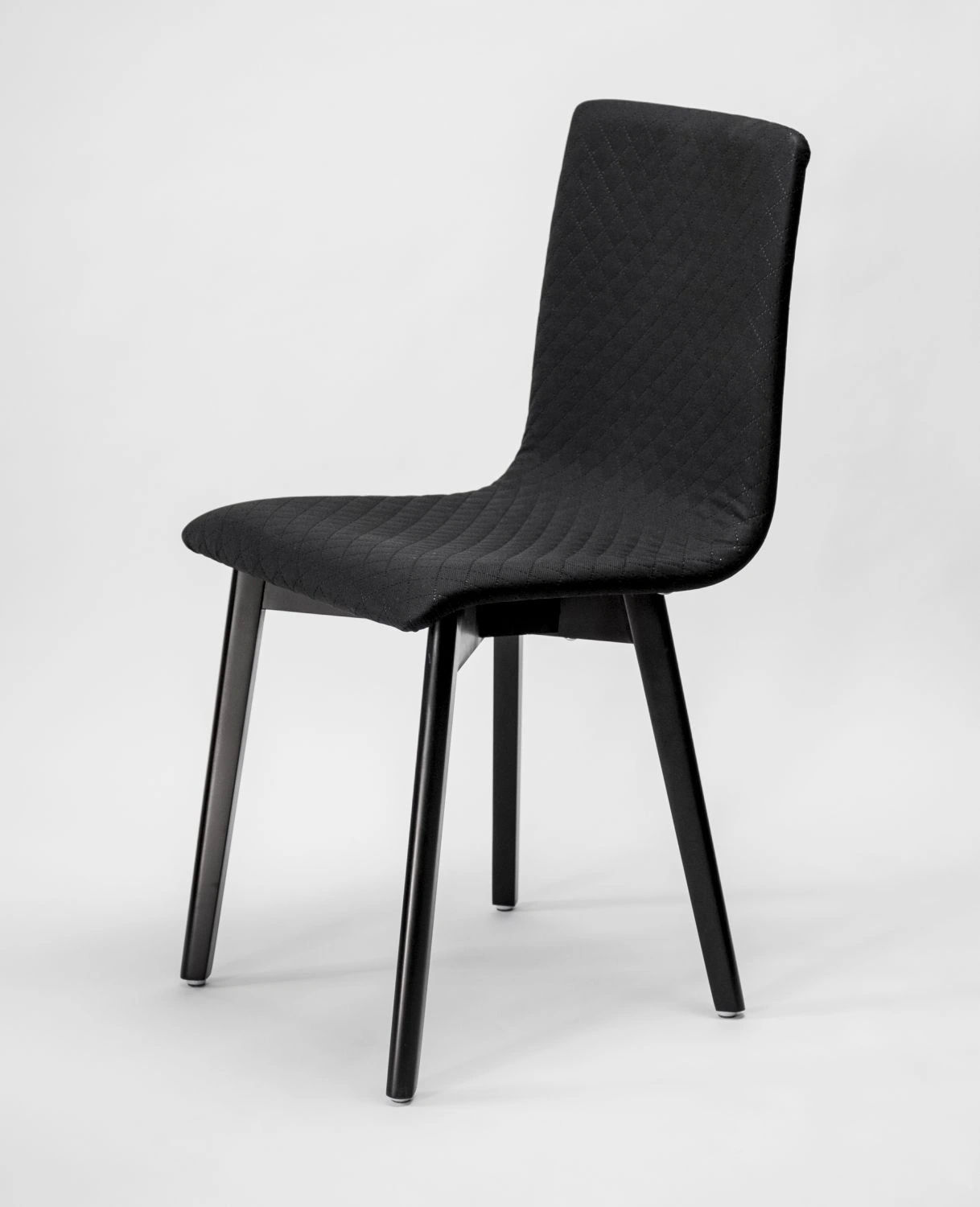 Grim black quilt - krzesło tapicerowane pikowane z czarną ramą - Krzesło do salonu drewniane bukowe czarne tapicerowane GRIM Deltachairs | RetroCegła