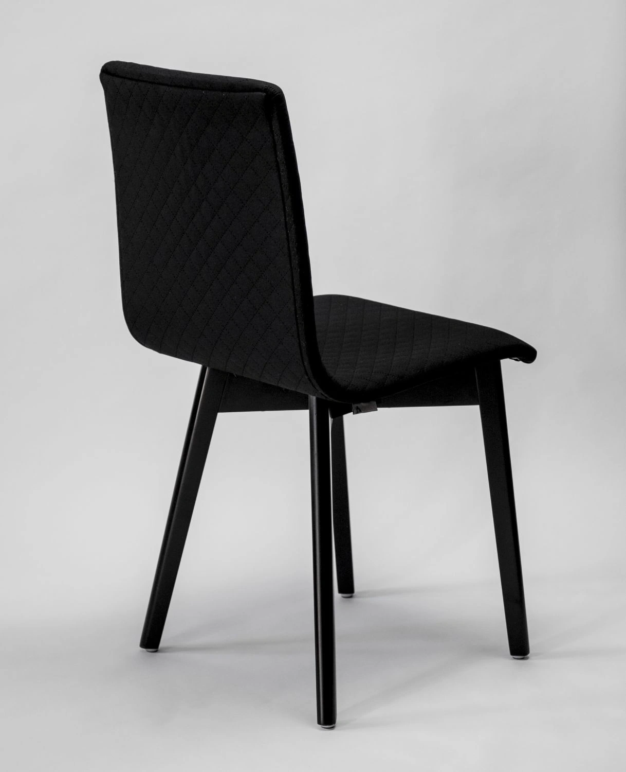 Grim black quilt - krzesło tapicerowane pikowane z czarną ramą - Krzesło do salonu drewniane bukowe czarne tapicerowane GRIM Deltachairs | RetroCegła