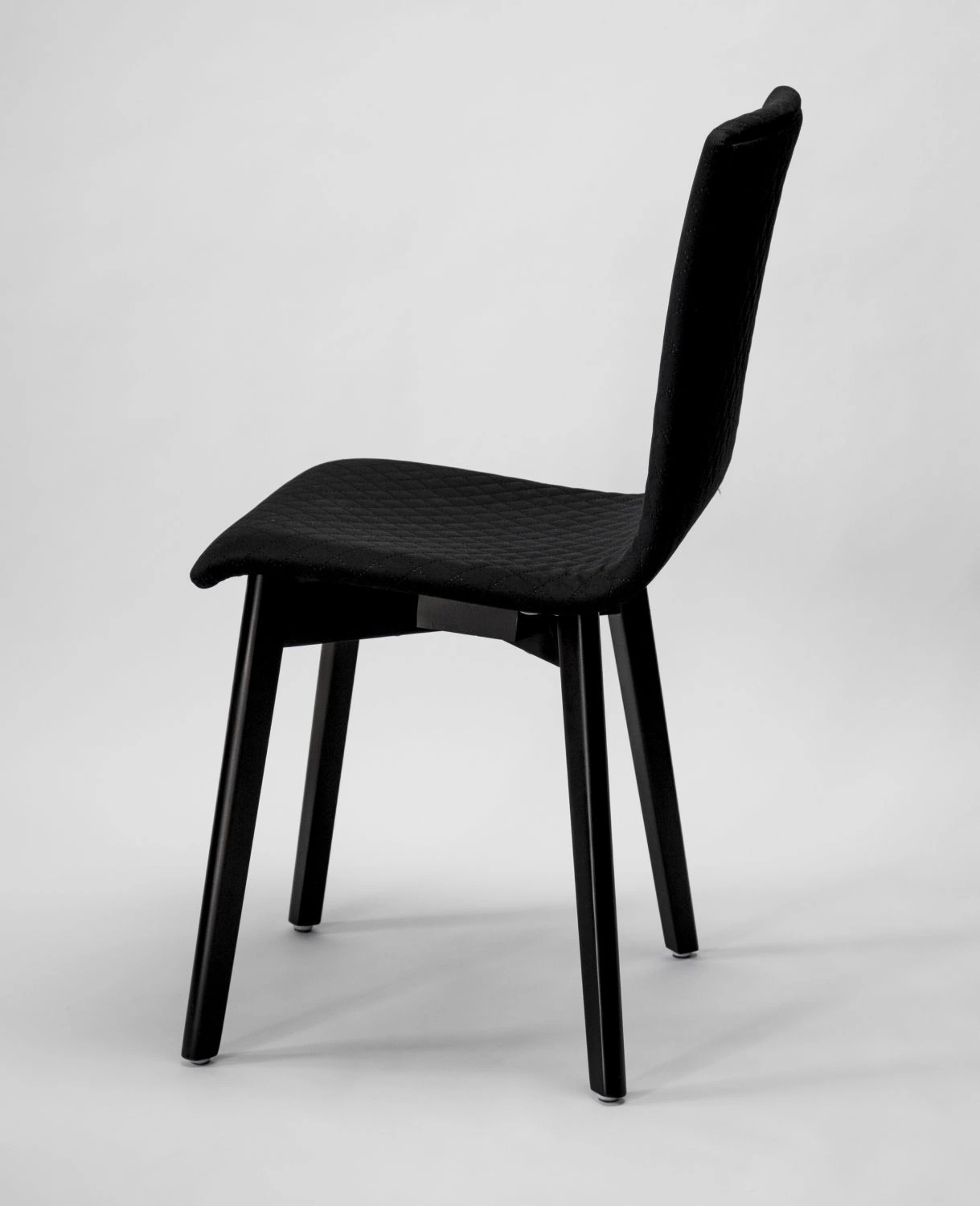 Grim black quilt - krzesło tapicerowane pikowane z czarną ramą - Krzesło do salonu drewniane bukowe czarne tapicerowane GRIM Deltachairs | RetroCegła