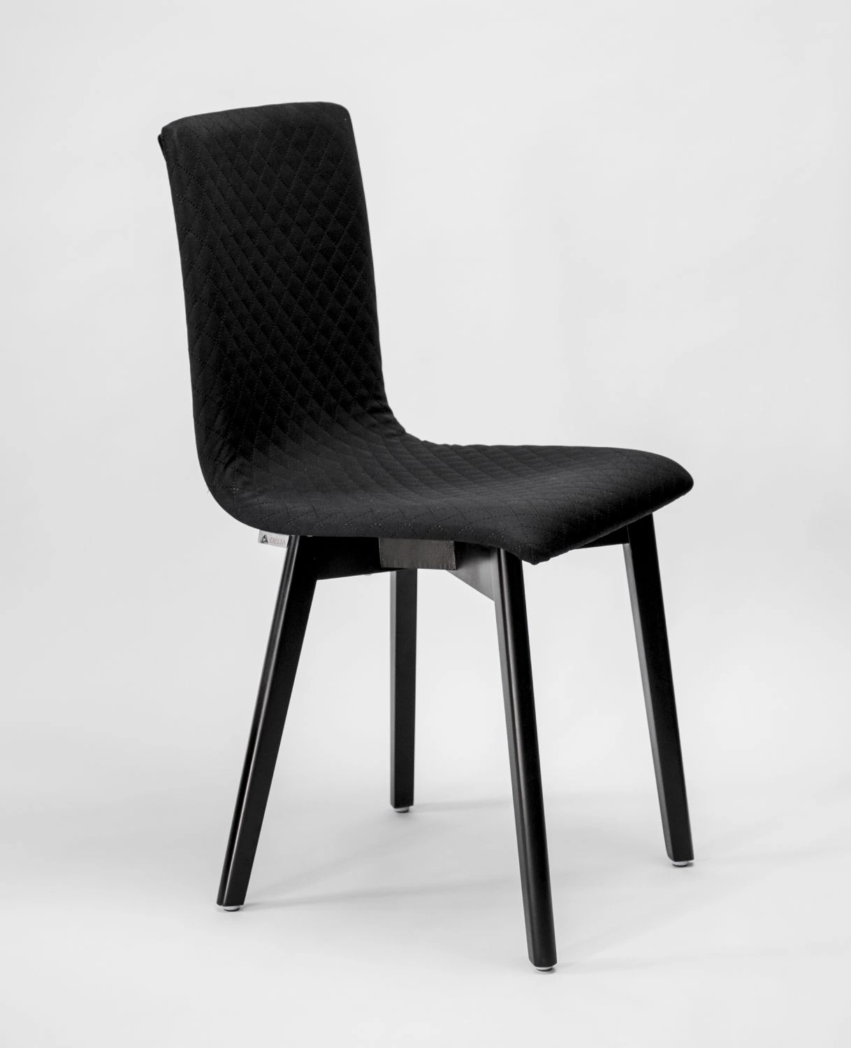 Grim black quilt - krzesło tapicerowane pikowane z czarną ramą - Krzesło do salonu drewniane bukowe czarne tapicerowane GRIM Deltachairs | RetroCegła