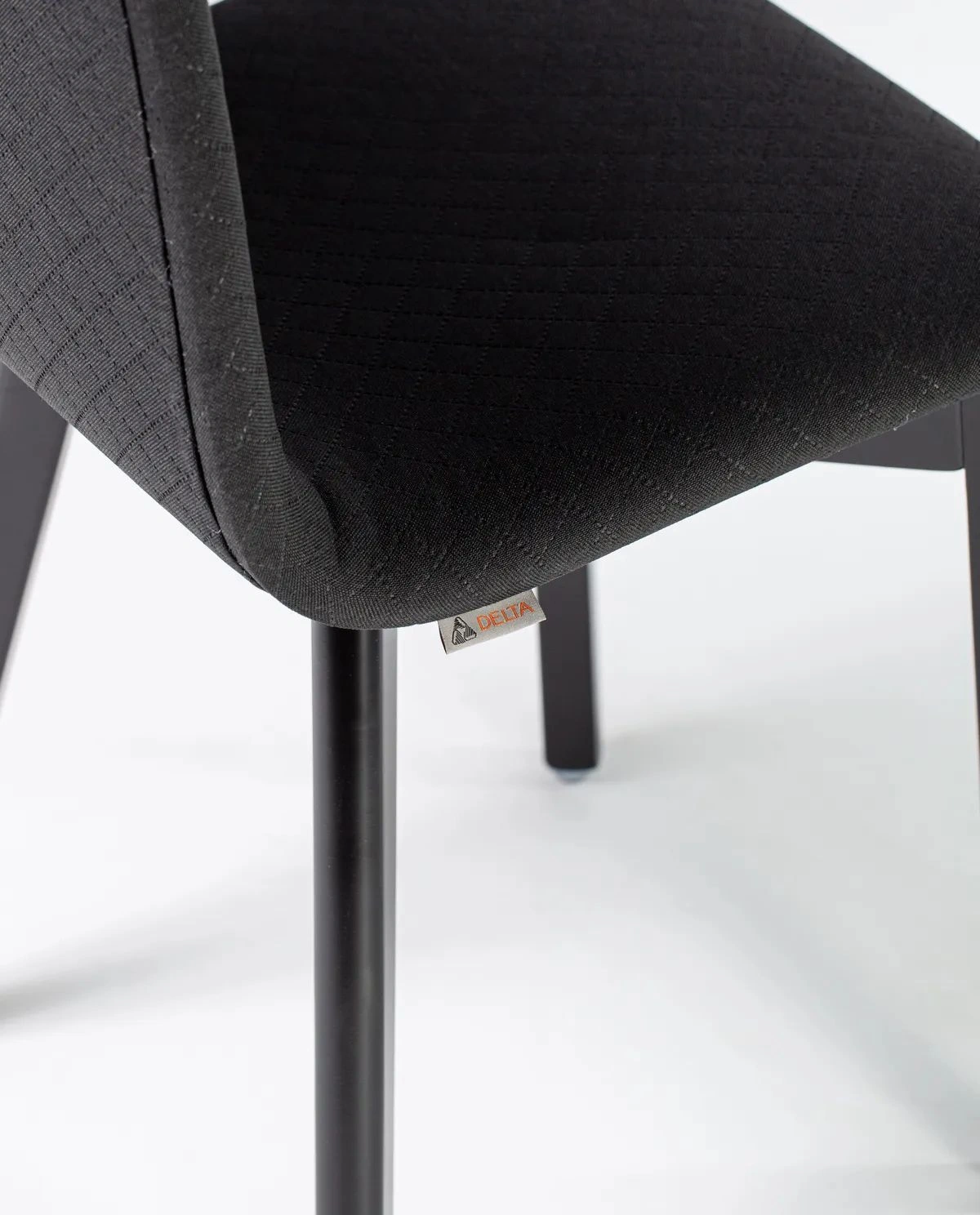 Grim black quilt - krzesło tapicerowane pikowane z czarną ramą - Krzesło do salonu drewniane bukowe czarne tapicerowane GRIM Deltachairs | RetroCegła