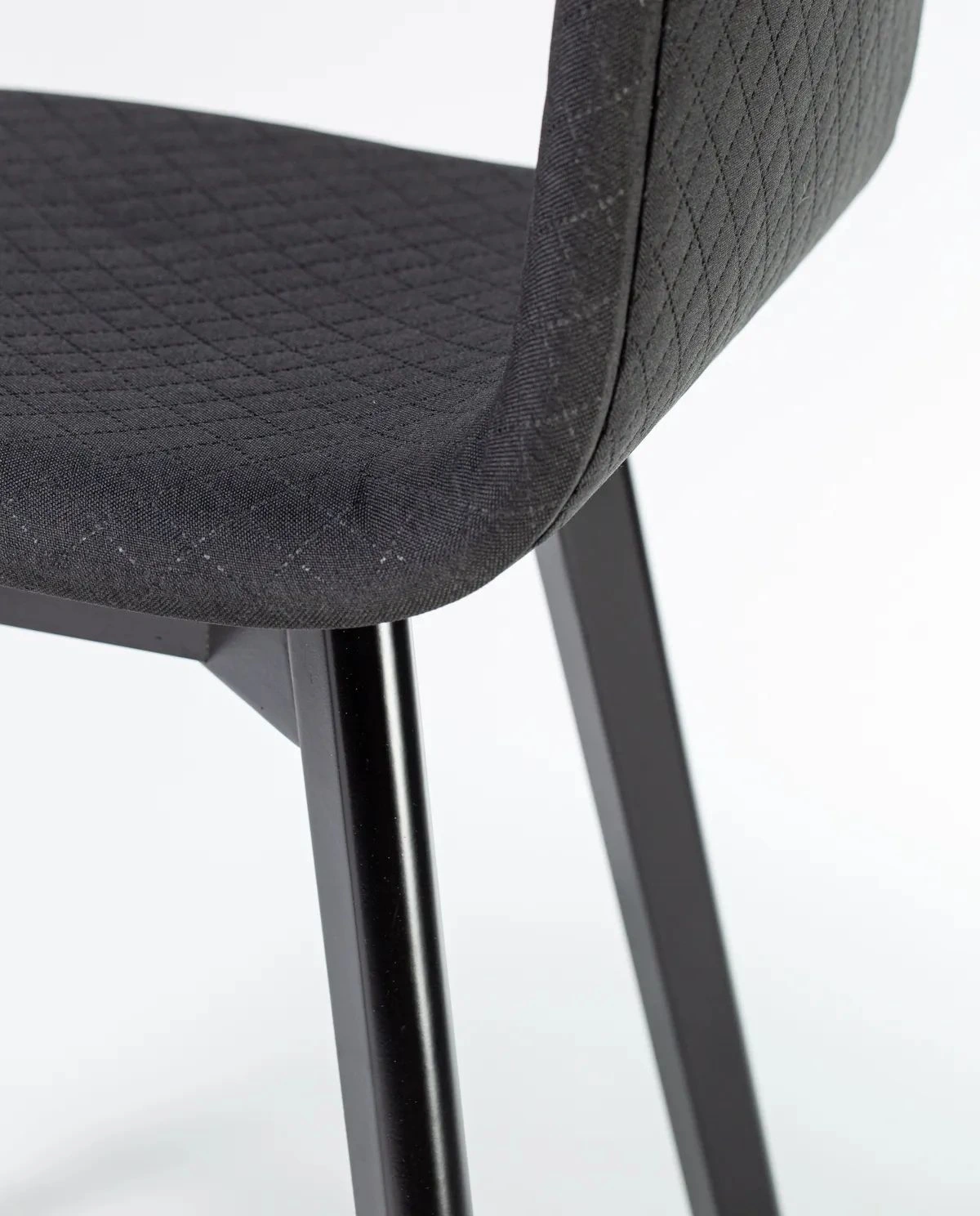 Grim black quilt - krzesło tapicerowane pikowane z czarną ramą - Krzesło do salonu drewniane bukowe czarne tapicerowane GRIM Deltachairs | RetroCegła