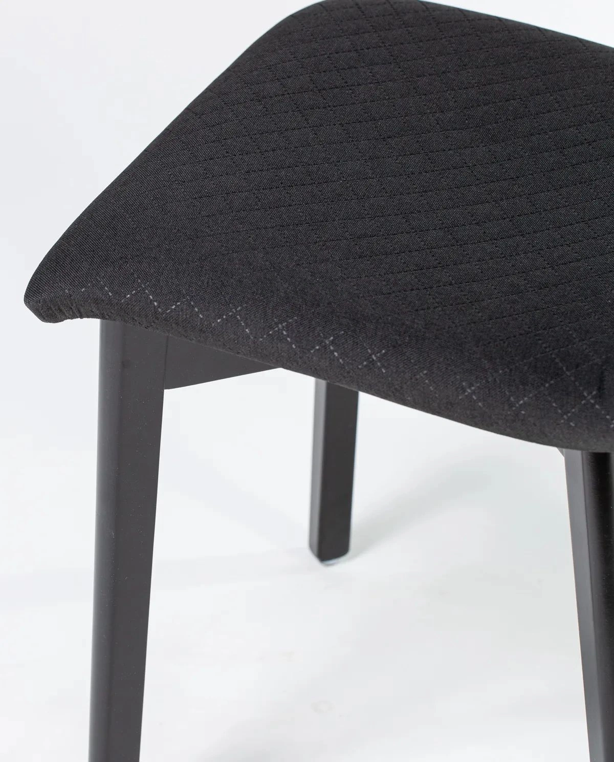 Grim black quilt - krzesło tapicerowane pikowane z czarną ramą - Krzesło do salonu drewniane bukowe czarne tapicerowane GRIM Deltachairs | RetroCegła