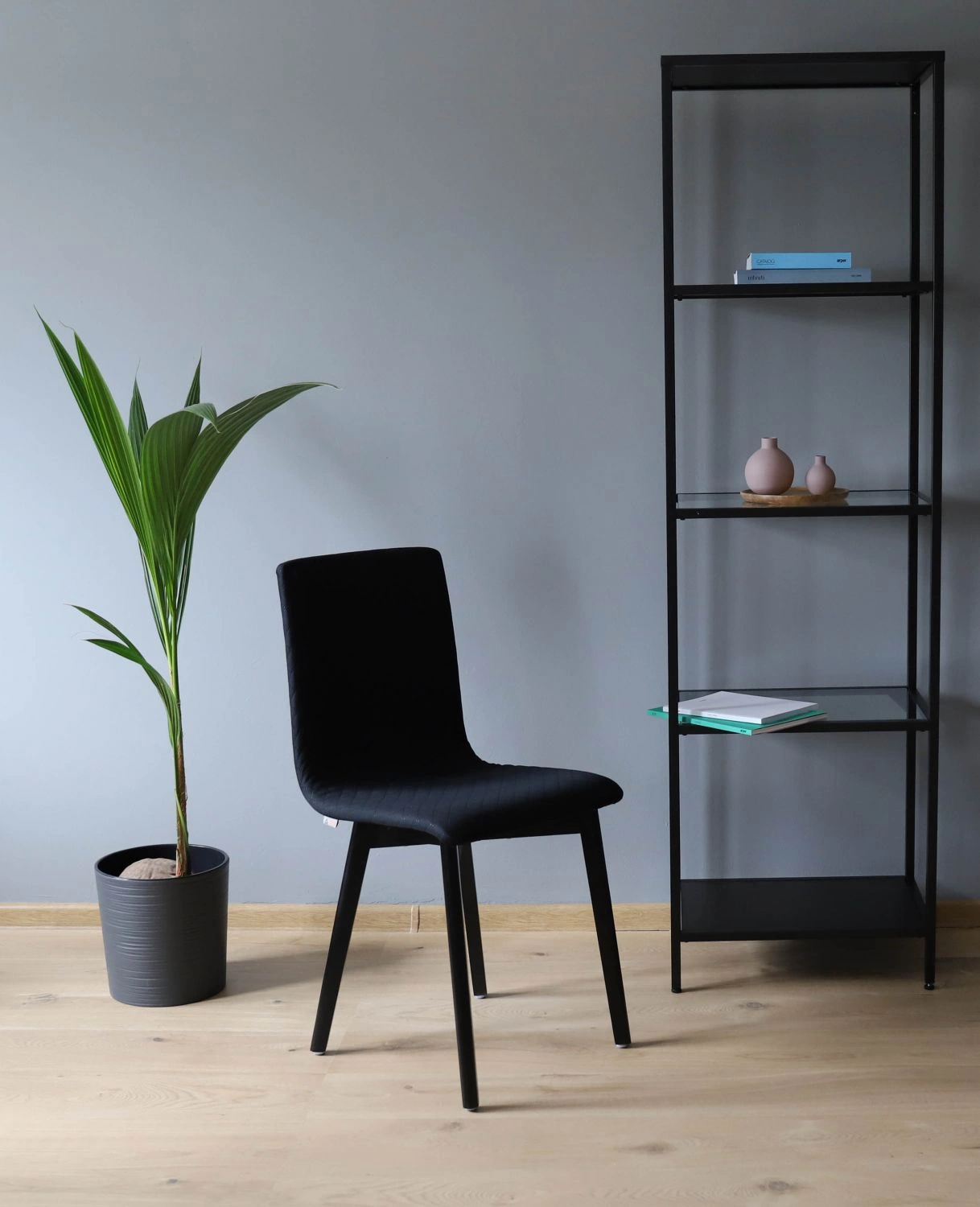 Grim black quilt - krzesło tapicerowane pikowane z czarną ramą - Krzesło do salonu drewniane bukowe czarne tapicerowane GRIM Deltachairs | RetroCegła