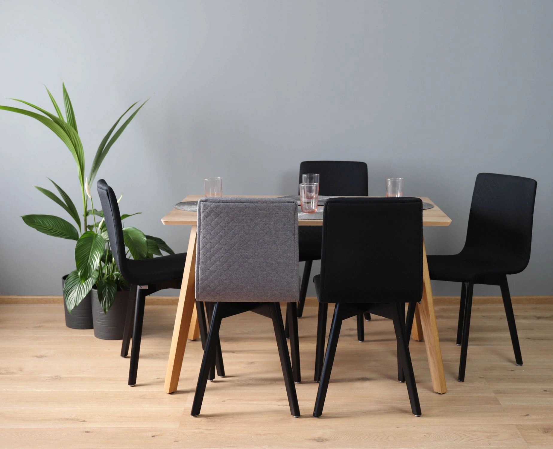 Grim black quilt - krzesło tapicerowane pikowane z czarną ramą - Krzesło do salonu drewniane bukowe czarne tapicerowane GRIM Deltachairs | RetroCegła