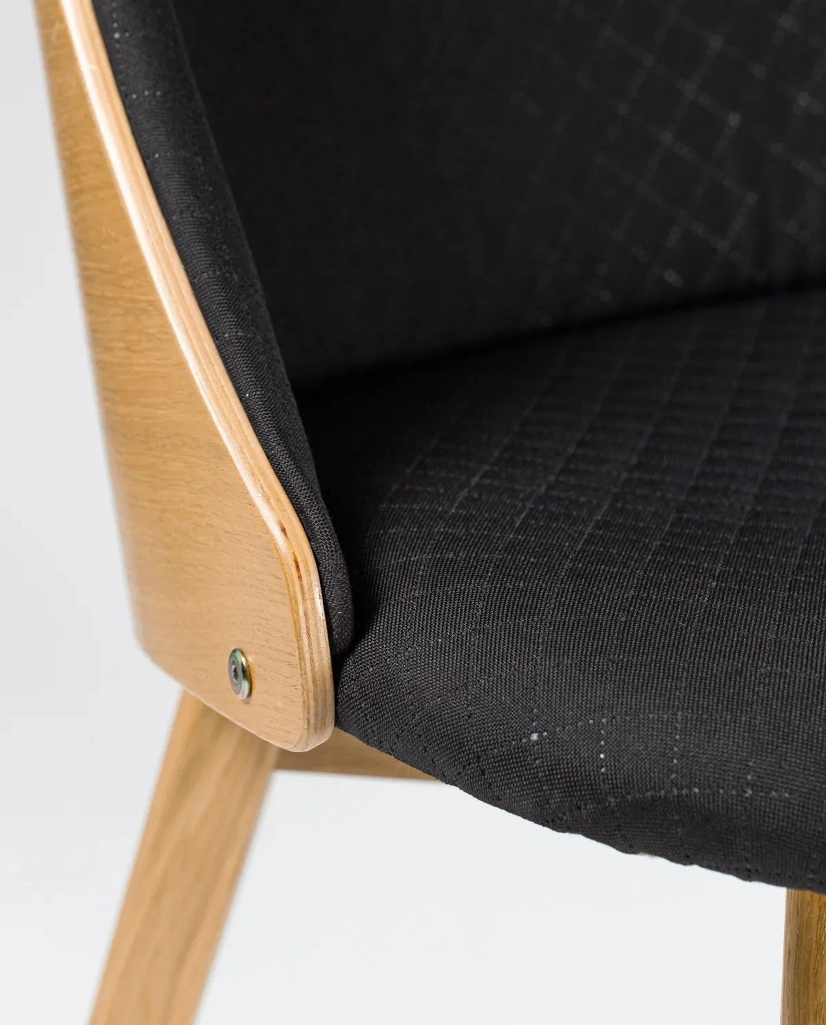 Lord oak lounge quilt - krzesło fotelowe tapicerowane pikowane - Krzesło do salonu jadalni fotelowe dębowe czarne Deltachairs | RetroCegła