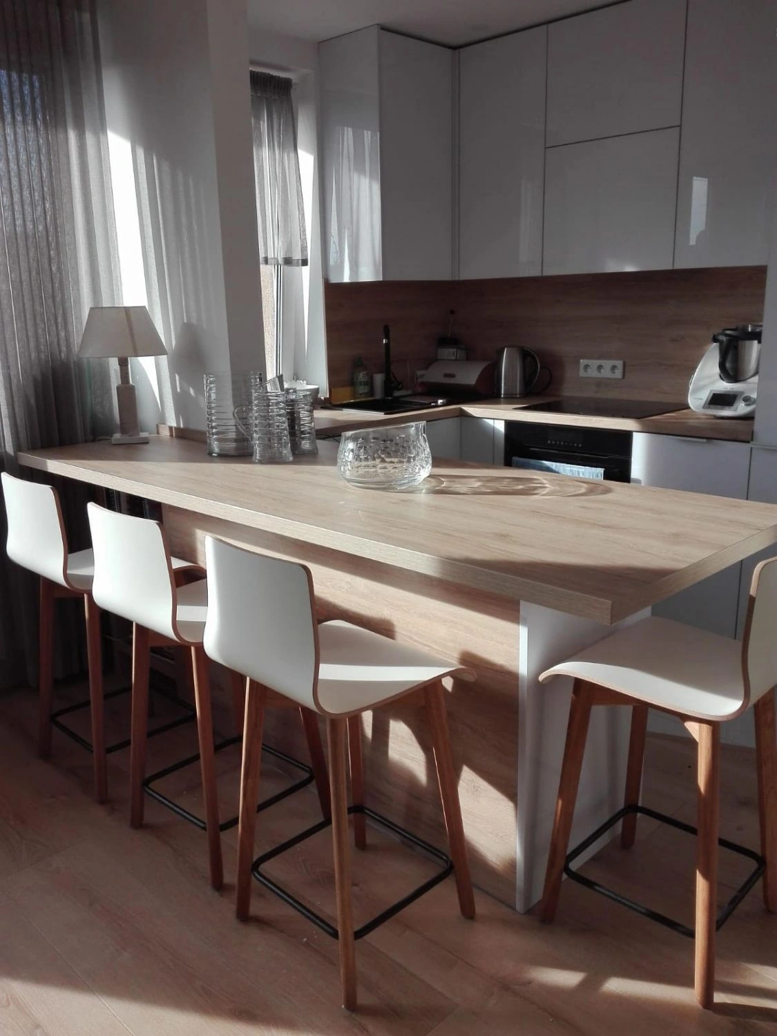 Luka beech h73 white - hoker drewniany 73 cm z białym siedziskiem - Hoker krzesło barowe drewniane białe niskie wysokość 73 cm Luka W | RetroCegła