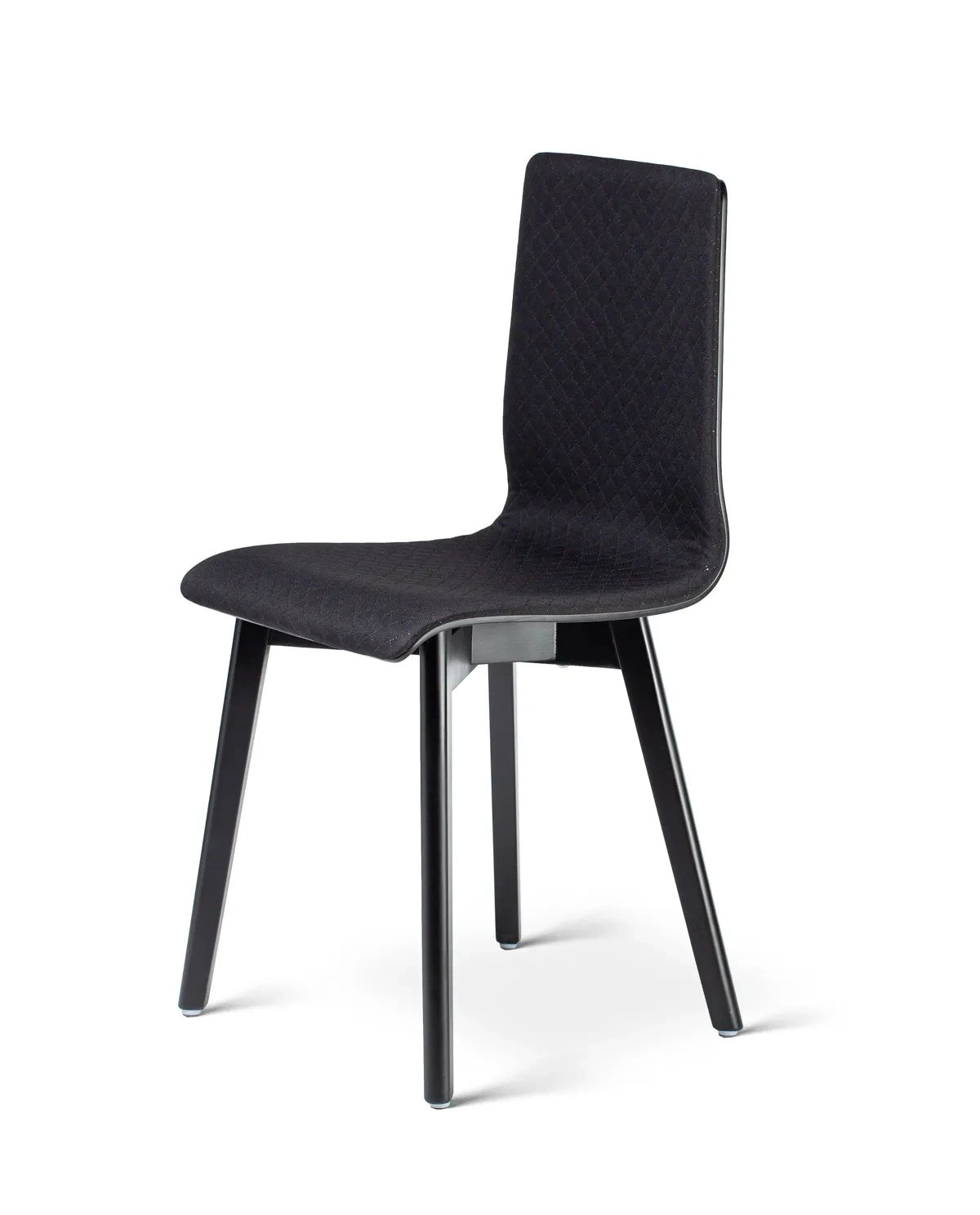Luka softbeech black quilt - krzesło tapicerowane pikowane z bukową ramą - krzesło tapicerowane w ujęciu produktowym | RetroCegła
