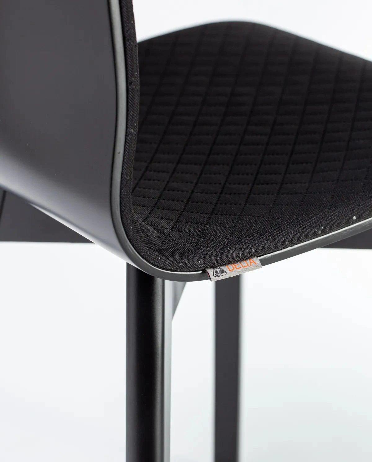 Luka softbeech black quilt - krzesło tapicerowane pikowane z bukową ramą - zbliżenie na konstrukcję | RetroCegła