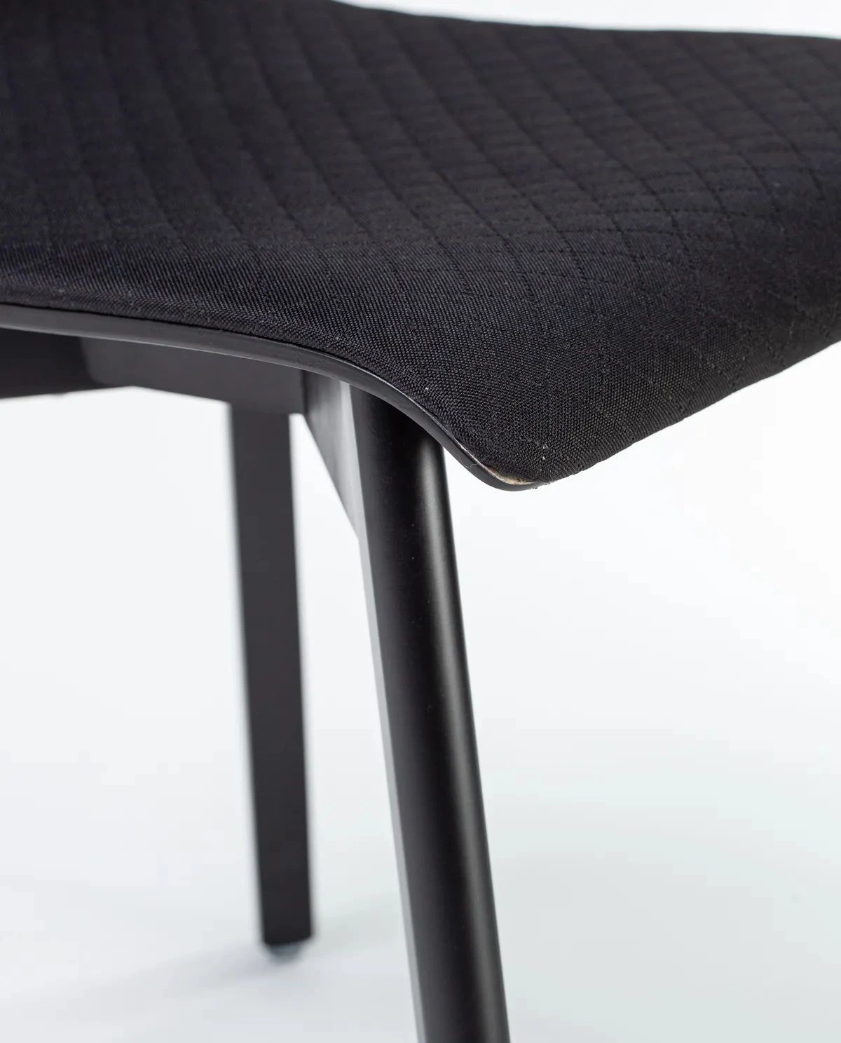 Luka softbeech black quilt - krzesło tapicerowane pikowane z bukową ramą - widok z tyłu | RetroCegła