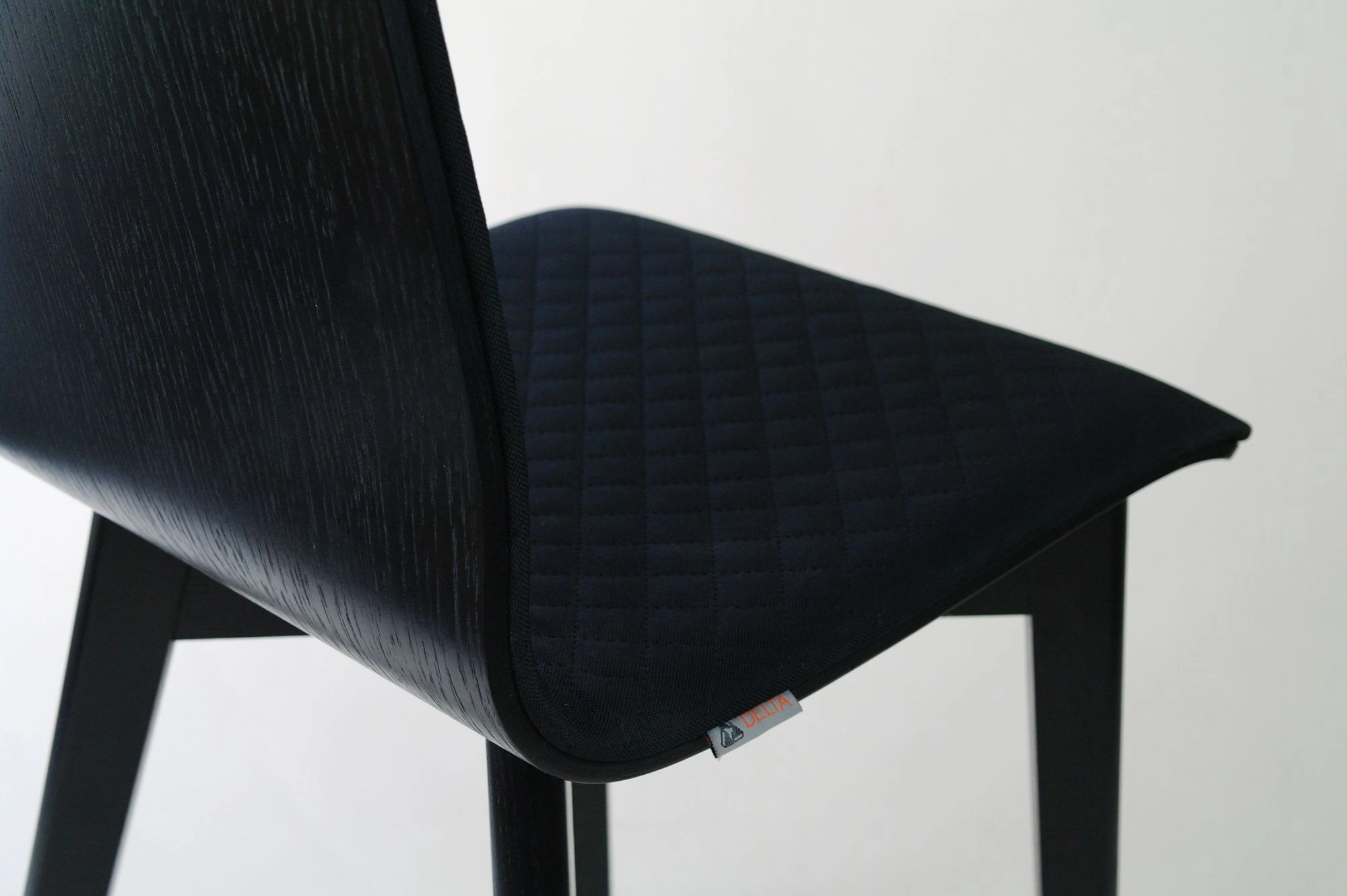Luka softoak black quilt 48 - krzesło tapicerowane pikowane z dębową ramą - Krzesło LUKA SOFT W dębowe z czarną pikowaną tapicerką | RetroCegła
