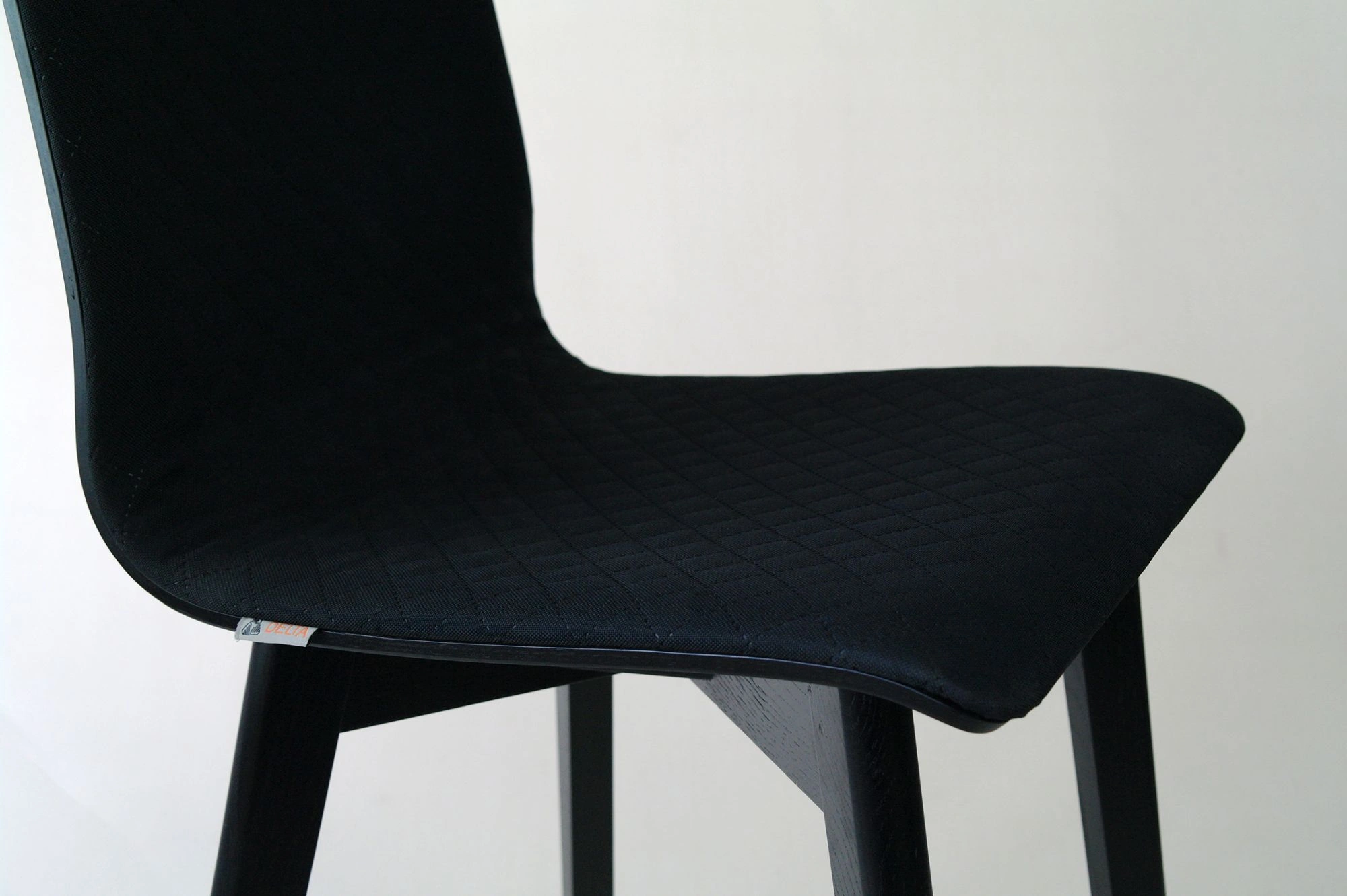 Luka softoak black quilt 48 - krzesło tapicerowane pikowane z dębową ramą - Krzesło LUKA SOFT W dębowe z czarną pikowaną tapicerką | RetroCegła